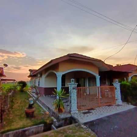 Ebnur Homestay Arau Eksteriør bilde