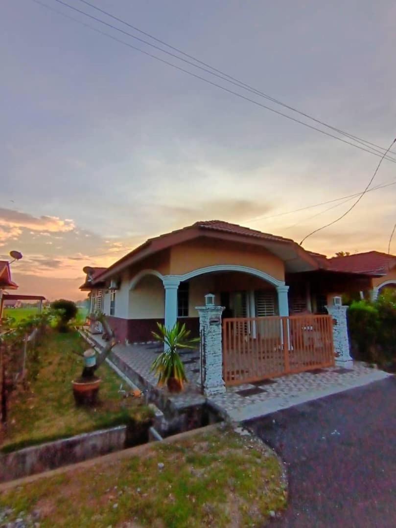 Ebnur Homestay Arau Eksteriør bilde
